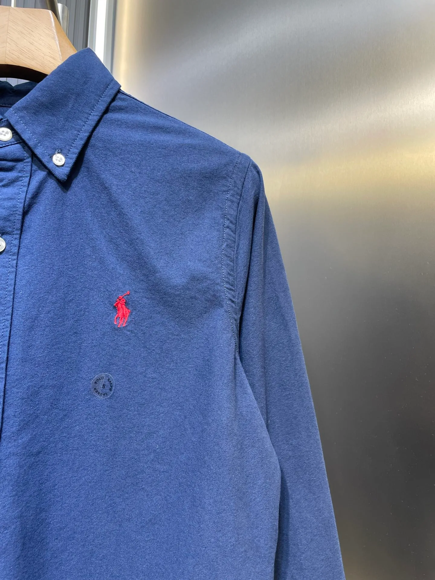 P370 Ralph Lauren 🌟 War Horse solid color shirt, macaron color, white upper body, loose fit, contrasting embroidery design on the cuffs and chest, button closure, can be paired with a skirt of the same color Size: xs-xl